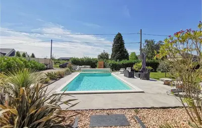 Piscine de l'établissement Awesome Home In Saint Ouen Les Vignes ou située à proximité