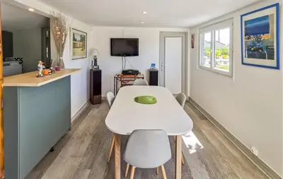 Cuisine ou kitchenette dans l'établissement Awesome Home In Saint Ouen Les Vignes