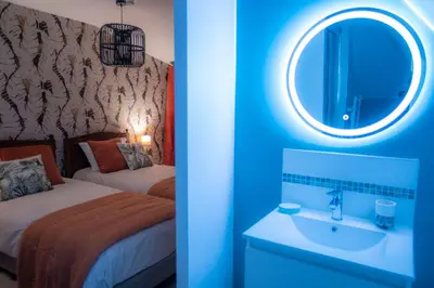Un ou plusieurs lits dans un hébergement de l'établissement Chambre Jungle dans maison d'hote 