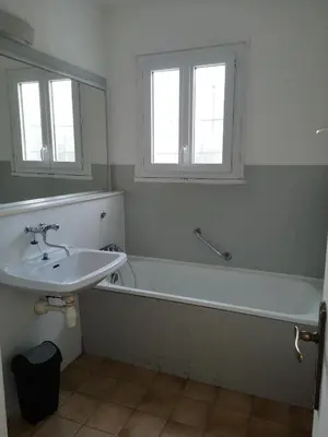 Salle de bains dans l'établissement MAISON A 10MIN DU ZOO DE BEAUVAL