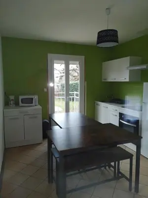 Cuisine ou kitchenette dans l'établissement MAISON A 10MIN DU ZOO DE BEAUVAL