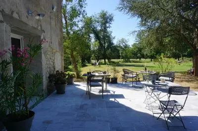 Jardin de l'établissement Le Moulin de Moquesouris - Chambres d'hôtes et table d'hôte