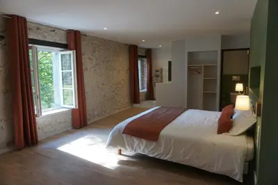 Un ou plusieurs lits dans un hébergement de l'établissement Le Moulin de Moquesouris - Chambres d'hôtes et table d'hôte