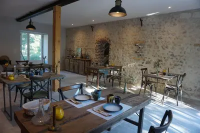 Coin salon dans l'établissement Le Moulin de Moquesouris - Chambres d'hôtes et table d'hôte