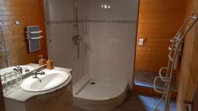 Salle de bains dans l'établissement Gite Montreuillais 3 personnes au rez-de-chaussée