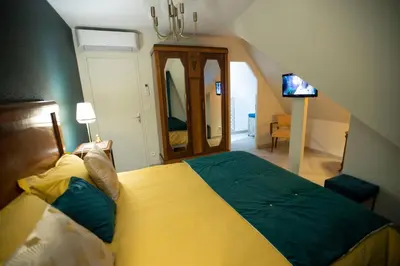 Un ou plusieurs lits dans un hébergement de l'établissement Chambre art deco Gatsby dans maison d'hote 