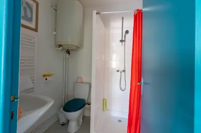 Salle de bains dans l'établissement L'appart K-OULEUR- Wifi Fibre-Checkin auto- 2 pers