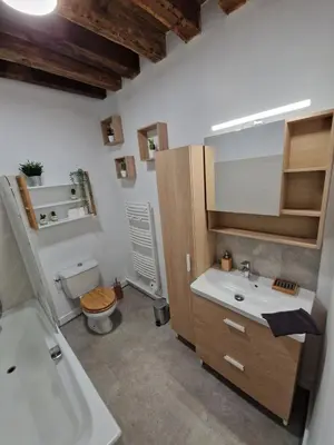 Salle de bains dans l'établissement Le Saint Jean et son parking privée