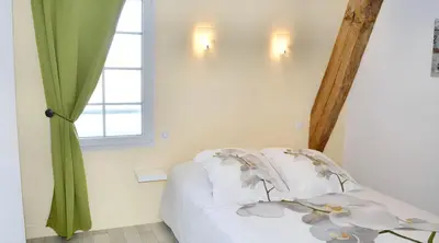 Un ou plusieurs lits dans un hébergement de l'établissement Grande maison accueillante à Saint-Épain avec salle de réception