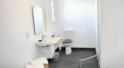 Salle de bains dans l'établissement Grande maison accueillante à Saint-Épain avec salle de réception