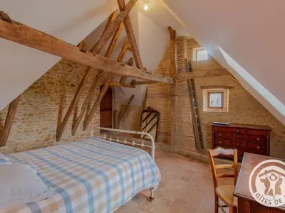 Un ou plusieurs lits dans un hébergement de l'établissement Maison 15ème siècle à Huillé, 2 ch, jardin, cheminée, proche Loir et pistes cyclables - FR-1-622-45