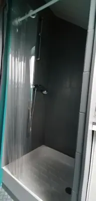 Salle de bains dans l'établissement chambre à 800 mètres du mythique virage de Mulsanne