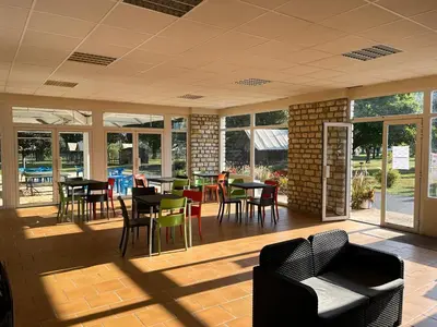 Restaurant ou autre lieu de restauration dans l'établissement Camping Onlycamp La Gâtine