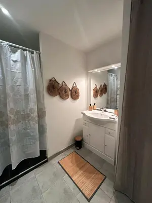 Salle de bains dans l'établissement Gîte la grande racinaie