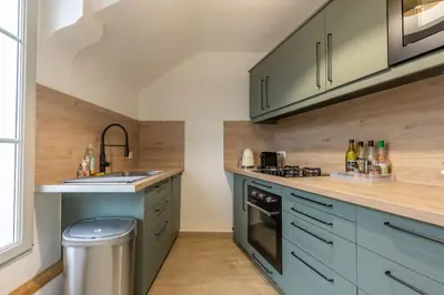 Cuisine ou kitchenette dans l'établissement Le Nid de Saint Honoré - sur les toits de Blois