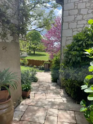 Jardin de l'établissement Le Lodge de Richard, studio indépendant