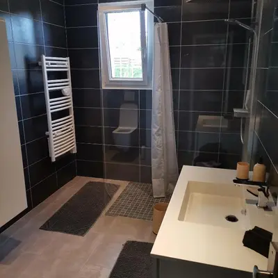 Salle de bains dans l'établissement Appartement dans habitation privée avec piscine