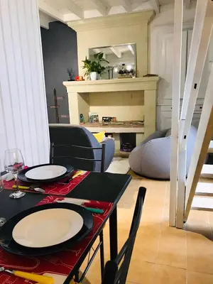 Coin salon dans l'établissement Gîte Au Boom Coeur - petit déjeuner inclus - SPA en option