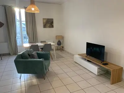 Télévision ou salle de divertissement dans l'établissement Bel appartement spacieux et lumineux hyper centre Blois