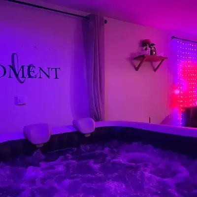 Gîte romantique avec jacuzzi privatif ambiance loveroom