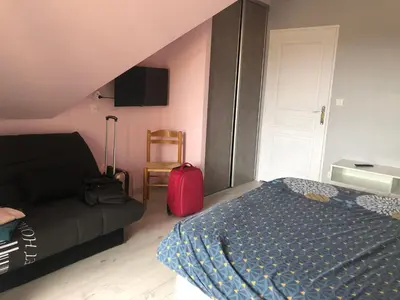 Un ou plusieurs lits dans un hébergement de l'établissement Logement 4 personnes avec piscine intérieure 31 degrés zoo de la FLECHE 24 h du Mans