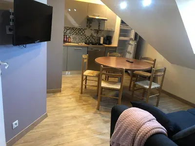 Cuisine ou kitchenette dans l'établissement Logement 4 personnes avec piscine intérieure 31 degrés zoo de la FLECHE 24 h du Mans
