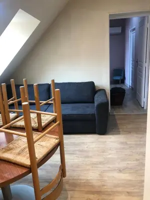 Coin salon dans l'établissement Logement 4 personnes avec piscine intérieure 31 degrés zoo de la FLECHE 24 h du Mans