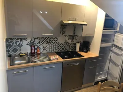 Cuisine ou kitchenette dans l'établissement Logement 4 personnes avec piscine intérieure 31 degrés zoo de la FLECHE 24 h du Mans