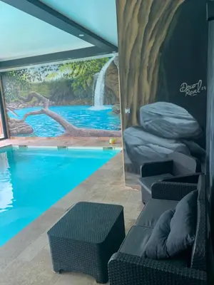 Piscine de l'établissement Logement 4 personnes avec piscine intérieure 31 degrés zoo de la FLECHE 24 h du Mans ou située à proximité