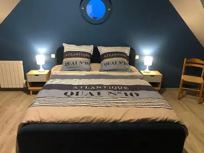 Un ou plusieurs lits dans un hébergement de l'établissement Logement @ 10 personnes avec piscine intérieure 31 degrés zoo de la FLECHE 24 h du Mans
