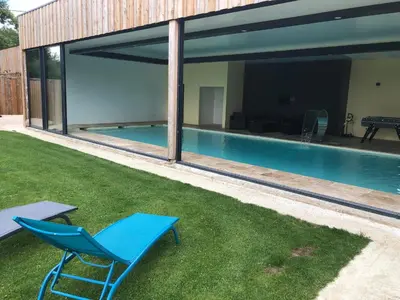 Piscine de l'établissement Logement @ 10 personnes avec piscine intérieure 31 degrés zoo de la FLECHE 24 h du Mans ou située à proximité