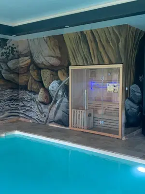 Piscine de l'établissement Logement @ 10 personnes avec piscine intérieure 31 degrés zoo de la FLECHE 24 h du Mans ou située à proximité