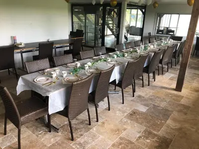 Restaurant ou autre lieu de restauration dans l'établissement Domaine les petits bois seminaire 36 couchages avec piscine privée 31 degrés
