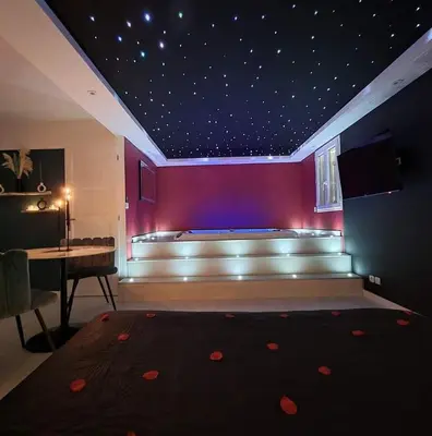 Télévision ou salle de divertissement dans l'établissement Suite cristal LovingSpa avec jacuzzi privatif