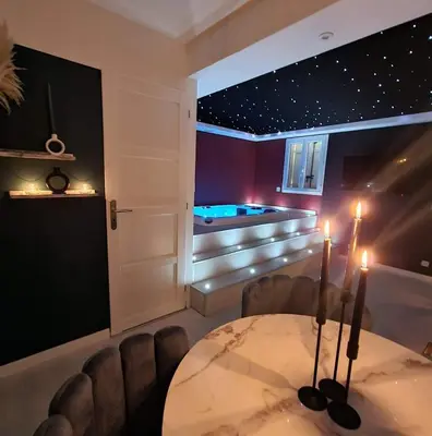 Coin salon dans l'établissement Suite cristal LovingSpa avec jacuzzi privatif