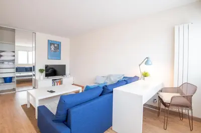 Télévision ou salle de divertissement dans l'établissement Le Globe Trotter - Tours