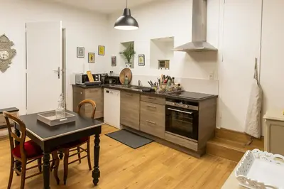 Cuisine ou kitchenette dans l'établissement Au 16 Place Saint Louis