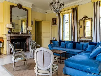 Coin salon dans l'établissement Château XVIIIème, Piscine Chauffée, Sauna, Forêt Privée, Proximité Châteaux de la Loire - FR-1-381-46