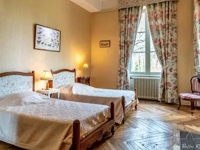 Un ou plusieurs lits dans un hébergement de l'établissement Château XVIIIème, Piscine Chauffée, Sauna, Forêt Privée, Proximité Châteaux de la Loire - FR-1-381-46