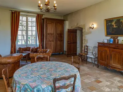Coin salon dans l'établissement Gîte de charme avec piscine chauffée et sauna, au cœur d'une propriété historique en Val de Loire - FR-1-381-128