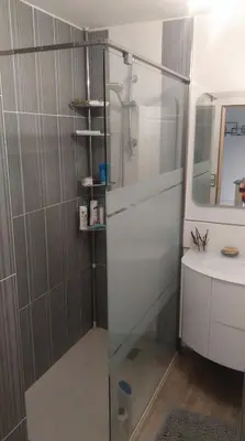 Salle de bains dans l'établissement Maison au calme à proximité du circuit
