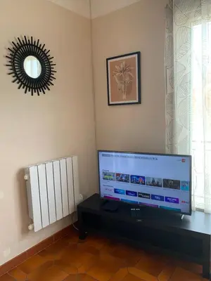 Télévision ou salle de divertissement dans l'établissement « Le refuge » charmant,proche zoo et centre ville