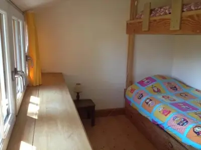 Un ou plusieurs lits dans un hébergement de l'établissement Maison de charme à Beaumont-Village avec piscine privéea