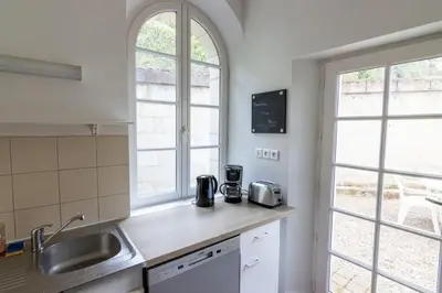 Cuisine ou kitchenette dans l'établissement Maison au pied du Château-Cour-Proche Centre Ville