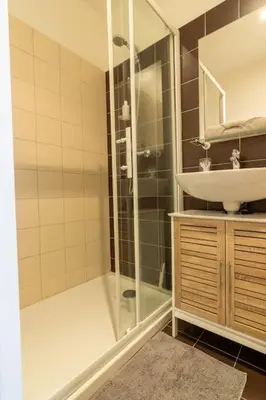 Salle de bains dans l'établissement Maison au pied du Château-Cour-Proche Centre Ville