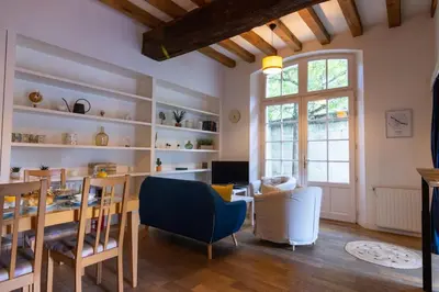 Coin salon dans l'établissement Maison au pied du Château-Cour-Proche Centre Ville