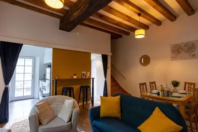 Coin salon dans l'établissement Maison au pied du Château-Cour-Proche Centre Ville