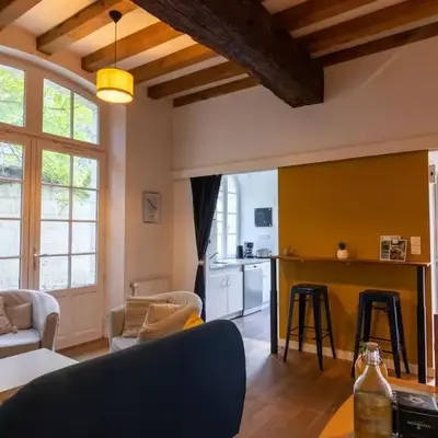 Maison au pied du Château-Cour-Proche Centre Ville