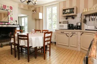 Cuisine ou kitchenette dans l'établissement Charmante maison jardin à 100 mètres du Clos Lucé