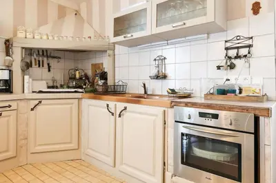 Cuisine ou kitchenette dans l'établissement Charmante maison jardin à 100 mètres du Clos Lucé